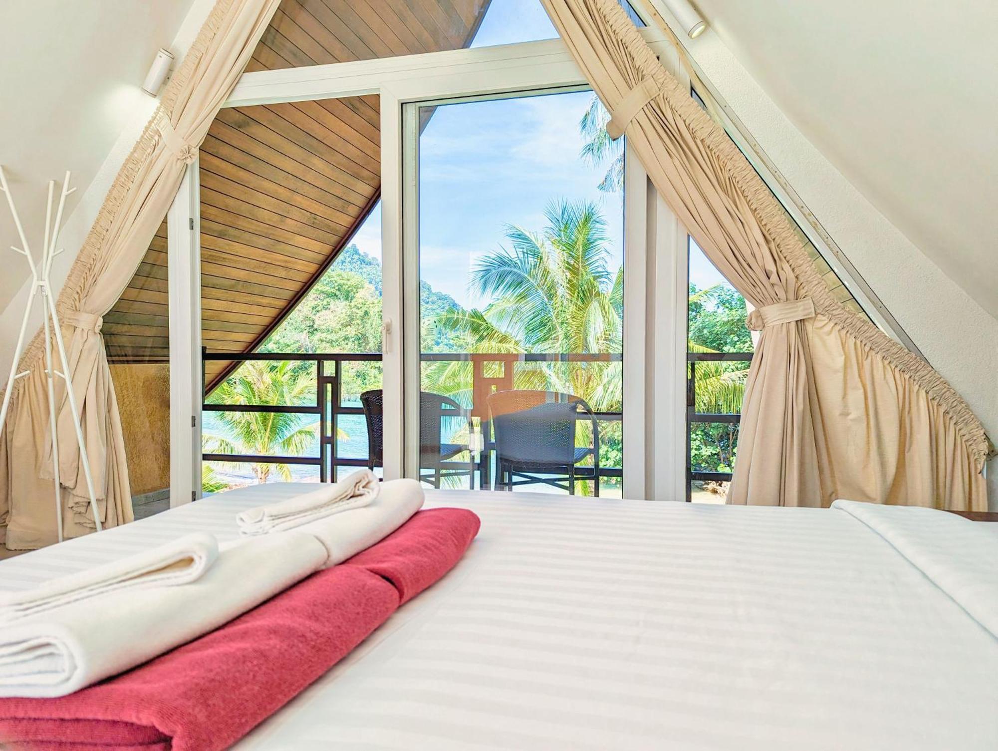 Half Moon Beach Villa - By Kohchangvillas チャン島 エクステリア 写真